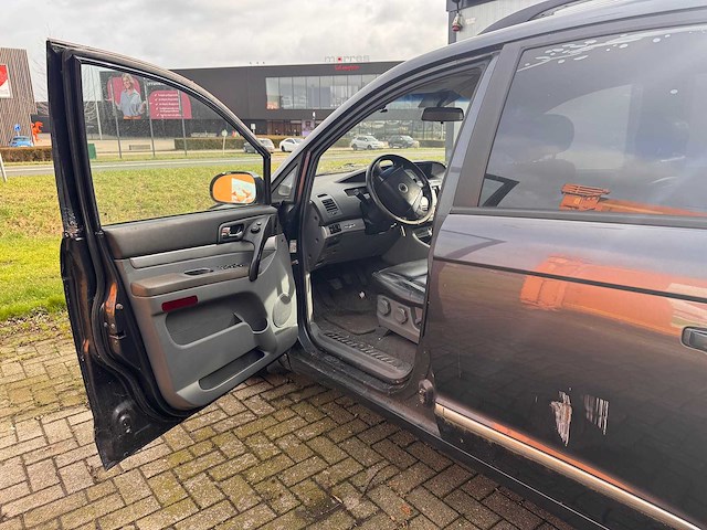 Ssangyong - rodius - personenauto - afbeelding 9 van  22