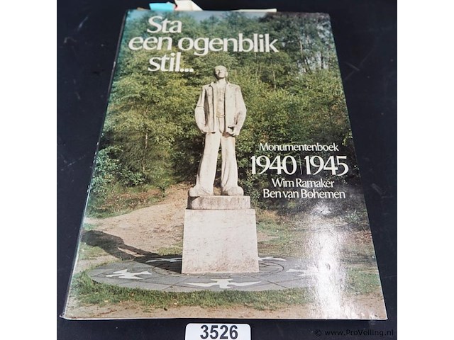Sta een ogenblik stil. 1940/45 - afbeelding 1 van  5