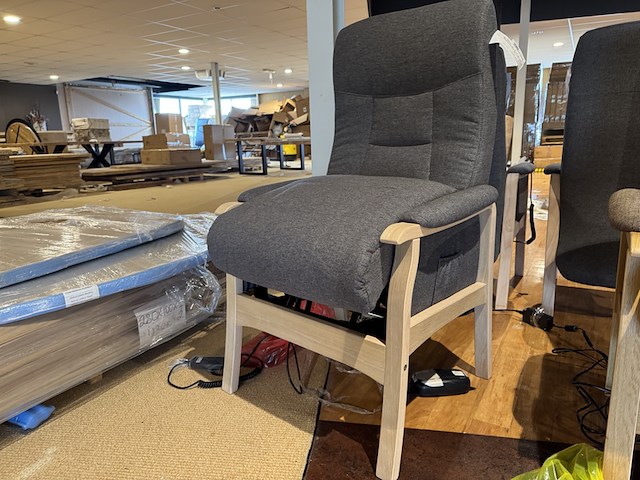 Sta-op stoel, grijs stof, elektrisch verstelbaar - afbeelding 1 van  3