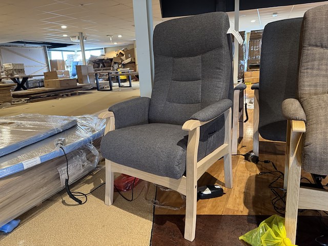 Sta-op stoel, grijs stof, elektrisch verstelbaar - afbeelding 2 van  3