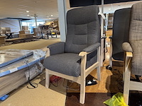 Sta-op stoel, grijs stof, elektrisch verstelbaar - afbeelding 2 van  3