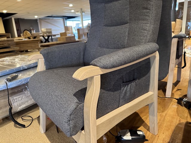 Sta-op stoel, grijs stof, elektrisch verstelbaar - afbeelding 3 van  3