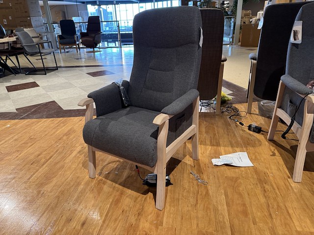 Sta-op stoel, grijs stof, elektrisch verstelbaar - afbeelding 2 van  3