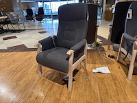 Sta-op stoel, grijs stof, elektrisch verstelbaar - afbeelding 2 van  3