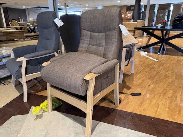 Sta-op stoel, taupe stof, elektrisch verstelbaar - afbeelding 1 van  4