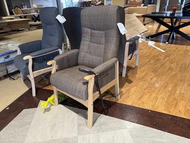 Sta-op stoel, taupe stof, elektrisch verstelbaar - afbeelding 2 van  4