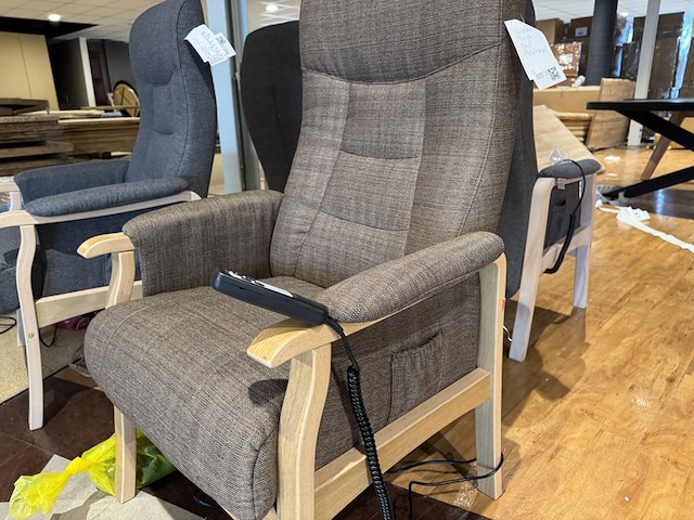 Sta-op stoel, taupe stof, elektrisch verstelbaar - afbeelding 3 van  4