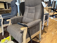 Sta-op stoel, taupe stof, elektrisch verstelbaar - afbeelding 3 van  4