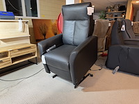 Sta-op stoel, zwart leder, elektrisch verstelbaar