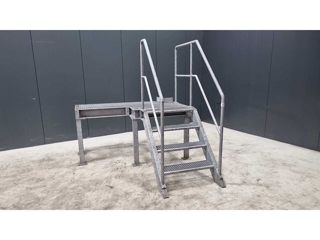 Staal bordes met trap - afbeelding 1 van  1