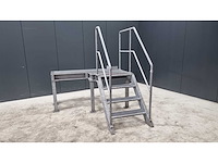 Staal bordes met trap - afbeelding 1 van  1