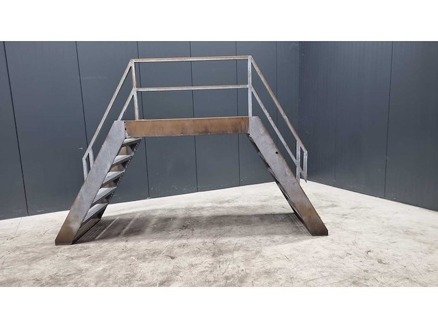 Staal bordes met trap - afbeelding 1 van  1