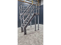 Staal bordes met trap - afbeelding 1 van  2