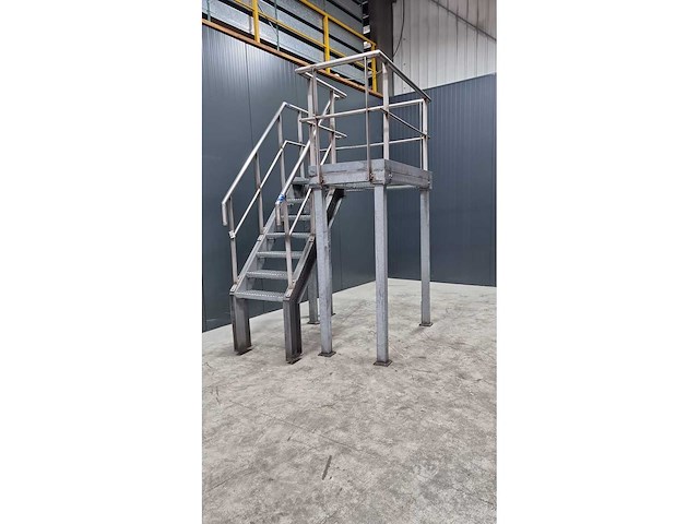 Staal bordes met trap - afbeelding 1 van  3