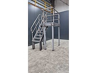 Staal bordes met trap - afbeelding 1 van  3