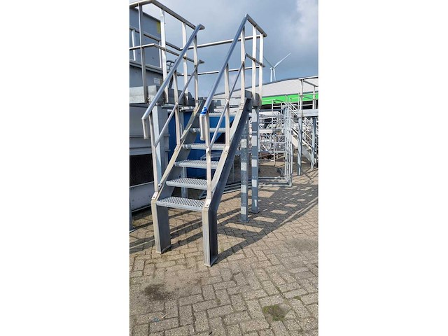 Staal bordes met trap - afbeelding 2 van  2