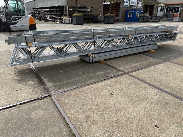 Staalconstructie 12.80 x 28.00 meter (358m2) - afbeelding 1 van  6
