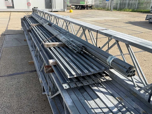 Staalconstructie 12.80 x 28.00 meter (358m2) - afbeelding 2 van  12