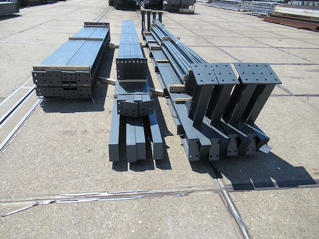 Staalconstructie 13.10 x 25.00 meter (327m2) - afbeelding 12 van  17