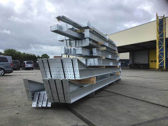 Staalconstructie 15x40 meter (ca. 600 m2) - afbeelding 1 van  10