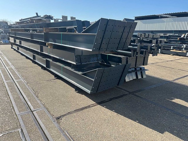 Staalconstructie 22 x 50 meter (1100m2) - afbeelding 25 van  27