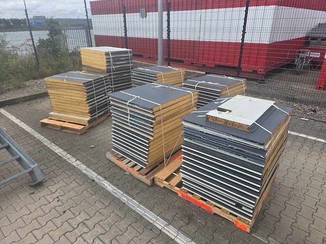 Staalconstructie met 8 roldeuren en 8 laadkuilen (8 laaddocks) - afbeelding 17 van  26