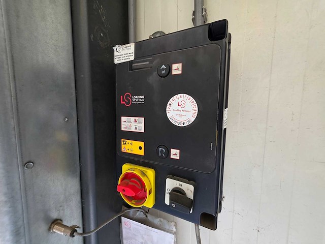 Staalconstructie met 8 roldeuren en 8 laadkuilen (8 laaddocks) - afbeelding 4 van  26