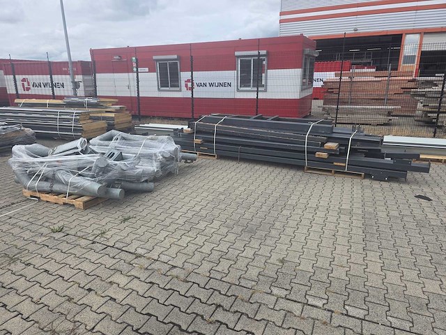 Staalconstructie met 8 roldeuren en 8 laadkuilen (8 laaddocks) - afbeelding 11 van  26