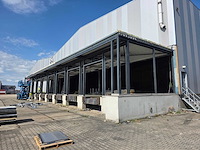 Staalconstructie met 8 roldeuren en 8 laadkuilen (8 laaddocks)