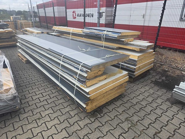 Staalconstructie met 8 roldeuren en 8 laadkuilen (8 laaddocks) - afbeelding 14 van  26