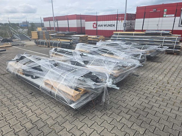 Staalconstructie met 8 roldeuren en 8 laadkuilen (8 laaddocks) - afbeelding 15 van  26