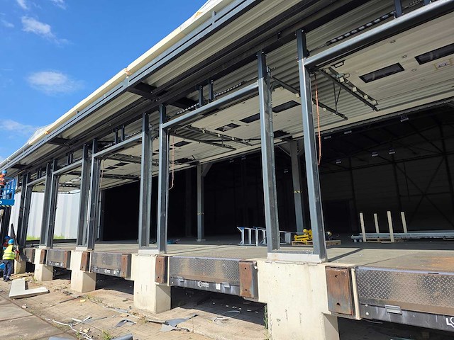 Staalconstructie met 8 roldeuren en 8 laadkuilen (8 laaddocks) - afbeelding 12 van  26