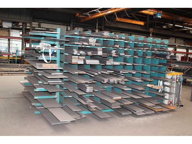 Staalstrips in diverse afmetingen in rek. let op: exclusief rek. - afbeelding 1 van  5