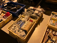 Staalwol en rollen in plastic krat (2x) - afbeelding 1 van  3