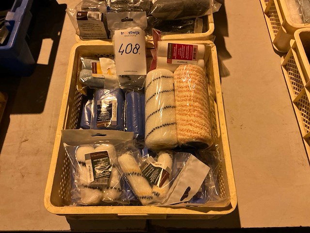 Staalwol en rollen in plastic krat (2x) - afbeelding 2 van  3