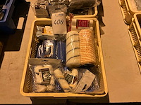 Staalwol en rollen in plastic krat (2x) - afbeelding 2 van  3