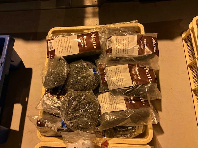 Staalwol en rollen in plastic krat (2x) - afbeelding 3 van  3