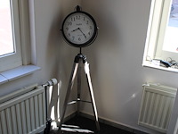 Staande decoratieve klok, hoogte 118 cm.