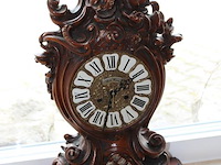 Staande klok. afmeting 35 x 54 cm. opknappertje. - afbeelding 2 van  2