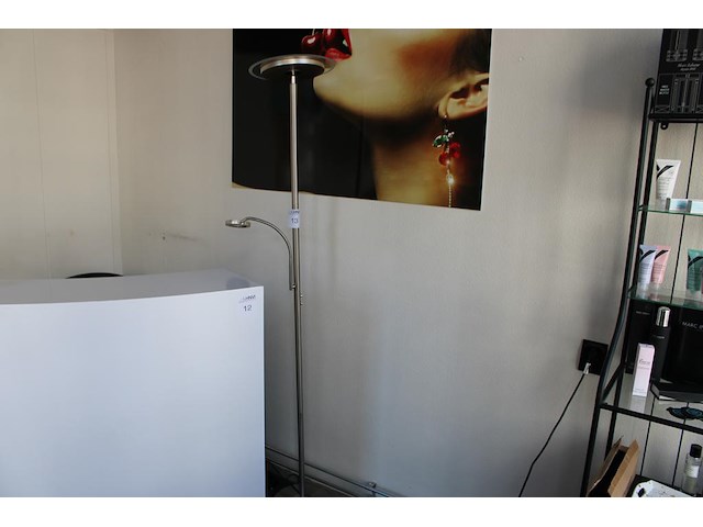 Staande lamp met leesfunctie. - afbeelding 1 van  2