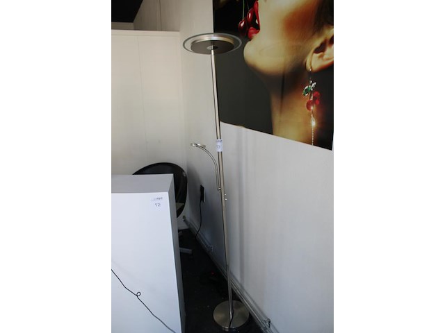 Staande lamp met leesfunctie. - afbeelding 2 van  2