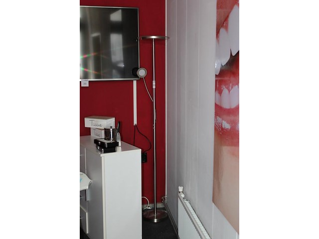 Staande lamp met leesfunctie. - afbeelding 2 van  2
