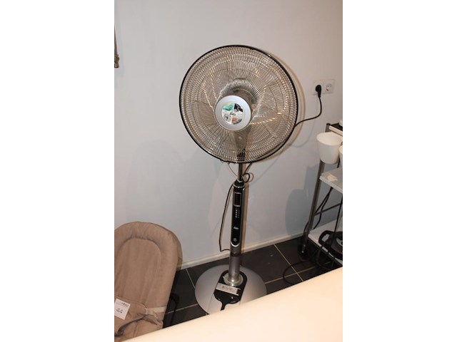 Staande ventilator solis met afstandbediening. - afbeelding 2 van  2