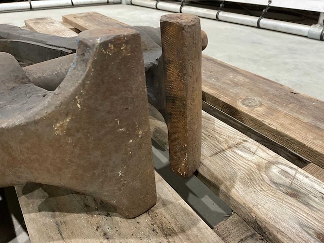 Staart - bankschroef - afbeelding 5 van  6