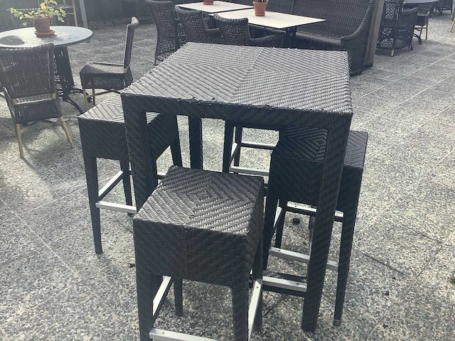 Staffels met 4 krukken per tafel - terrace set (4x) - afbeelding 1 van  4