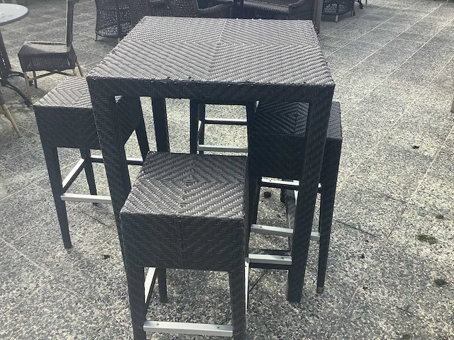 Staffels met 4 krukken per tafel - terrace set (4x) - afbeelding 2 van  4