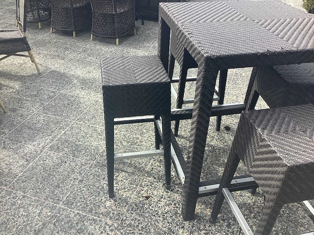 Staffels met 4 krukken per tafel - terrace set (4x) - afbeelding 3 van  4