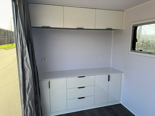 Stahlworks - eco 6000 a wit - tiny house / atelier / kantoor badkamer in midden en bed rechts - afbeelding 16 van  37