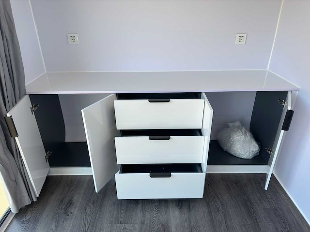 Stahlworks - eco 6000 a wit - tiny house / atelier / kantoor badkamer in midden en bed rechts - afbeelding 17 van  37