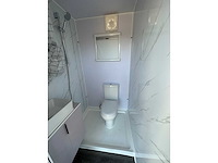 Stahlworks - eco 6000 a wit - tiny house / atelier / kantoor badkamer in midden en bed rechts - afbeelding 19 van  37